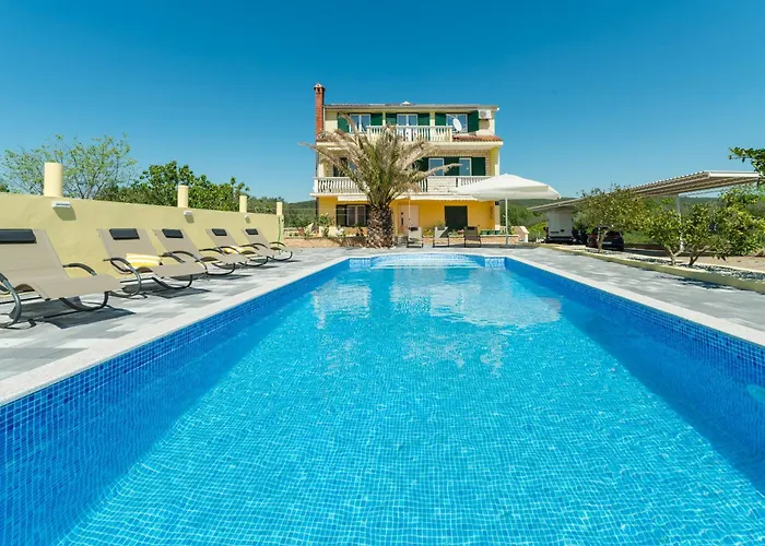Crowonder Sun&Fun Holiday House With Large Swimming Pool, Playroom And Garden
