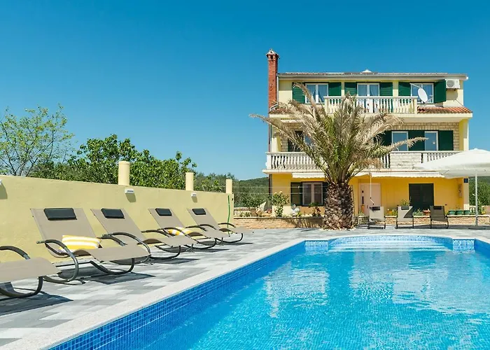 Crowonder Sun&Fun Holiday House With Large Swimming Pool, Playroom And Garden