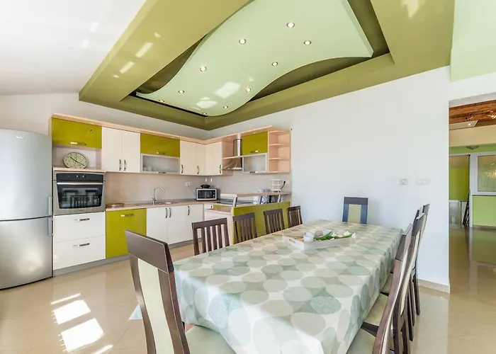 Crowonder Sun&Fun Holiday House With Large Swimming Pool, Playroom And Garden