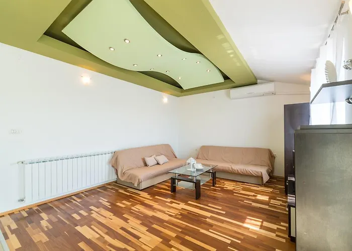 Crowonder Sun&Fun Holiday House With Large Swimming Pool, Playroom And Garden