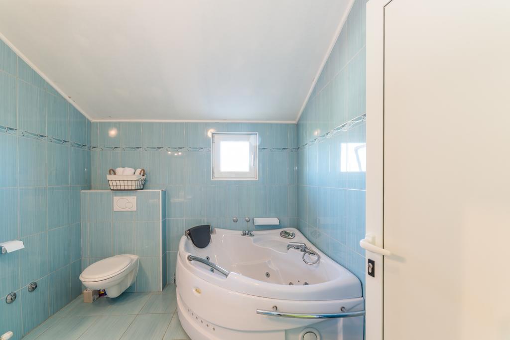 Crowonder Sun&fun House With Large Swimming Pool, Playroom And Garden Appartamento Bibinje