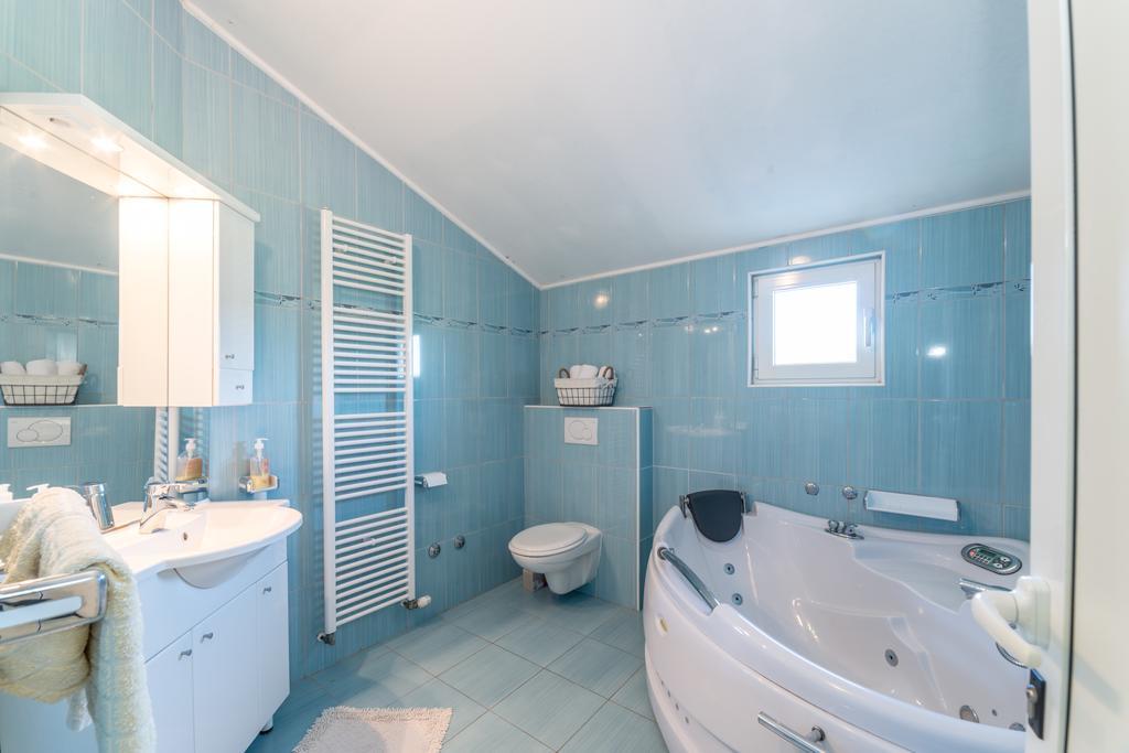 Crowonder Sun&fun House With Large Swimming Pool, Playroom And Garden Appartamento