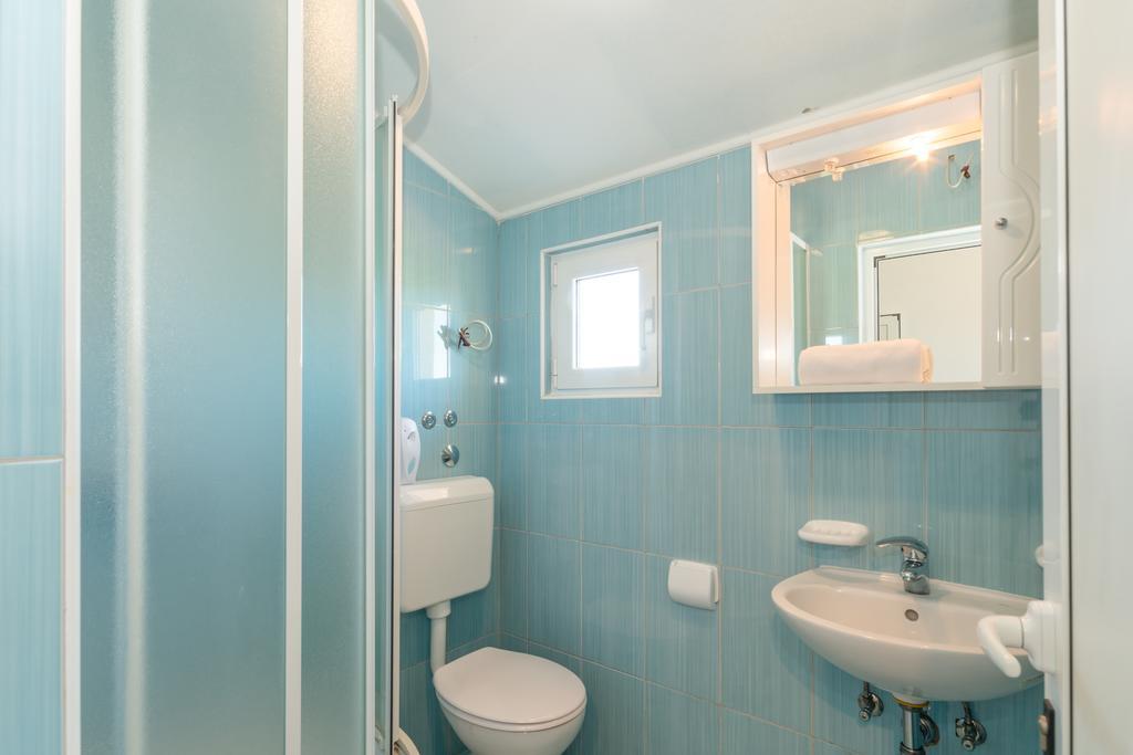 Crowonder Sun&fun House With Large Swimming Pool, Playroom And Garden *