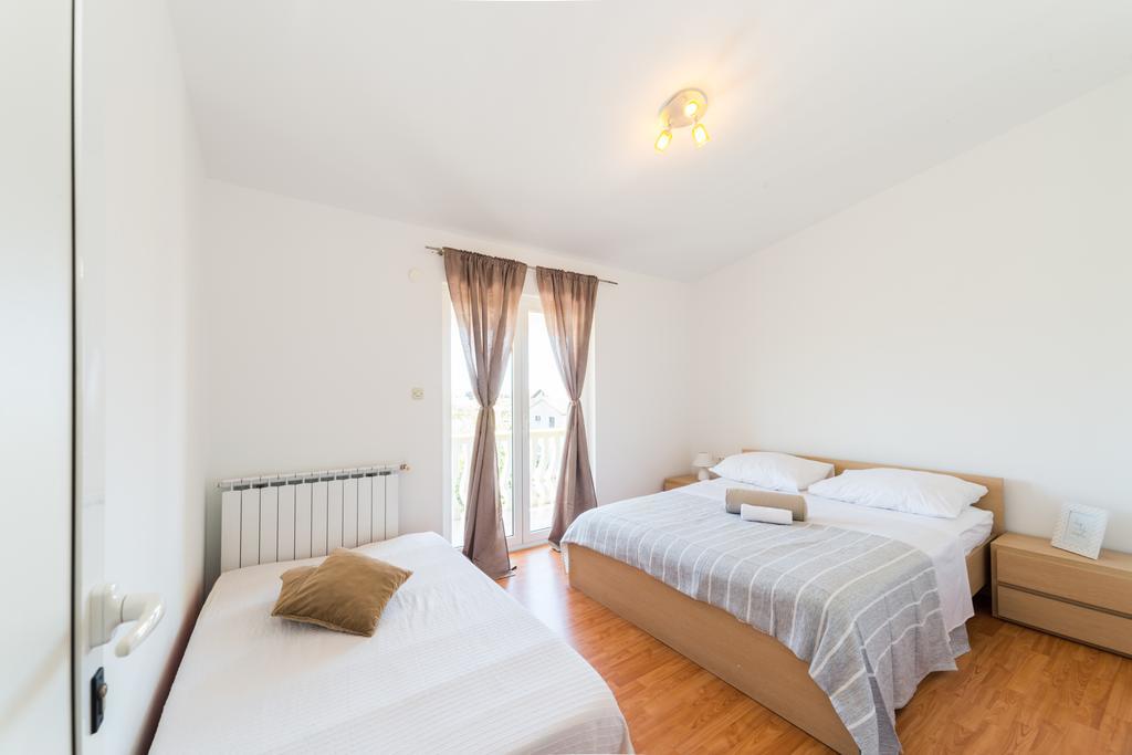 Crowonder Sun&fun House With Large Swimming Pool, Playroom And Garden Appartamento