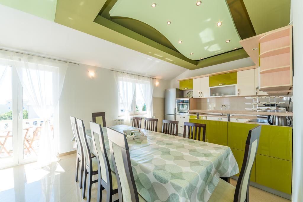 Crowonder Sun&fun House With Large Swimming Pool, Playroom And Garden