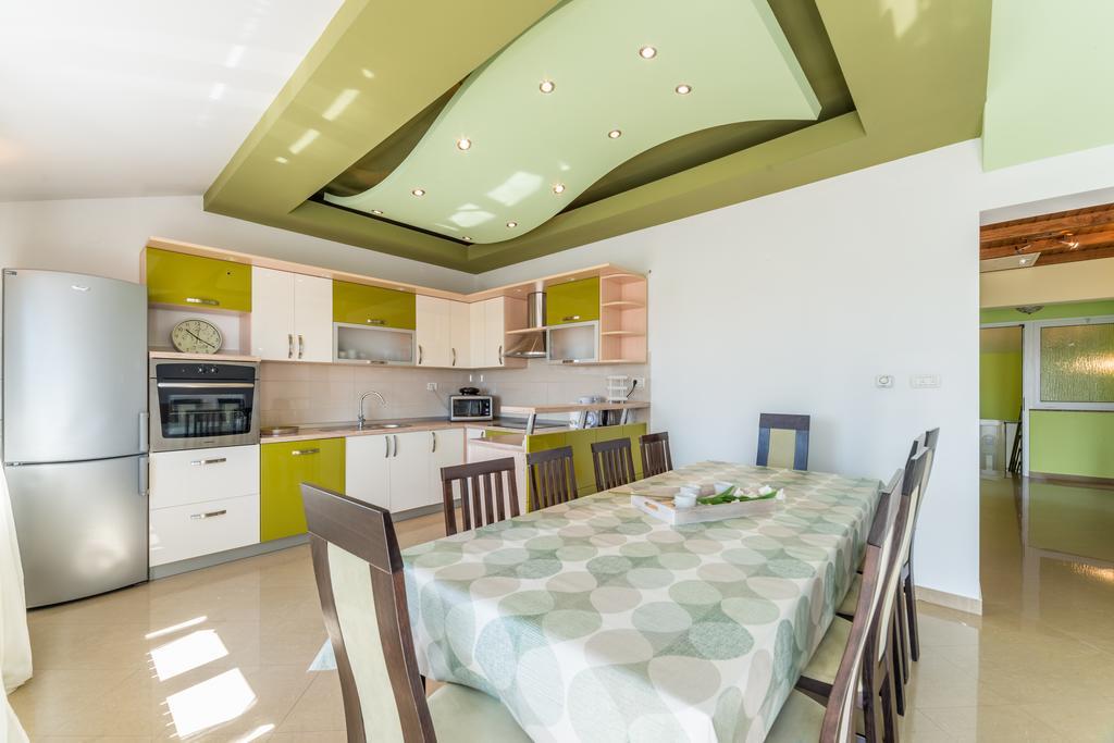 Crowonder Sun&fun House With Large Swimming Pool, Playroom And Garden Bibinje