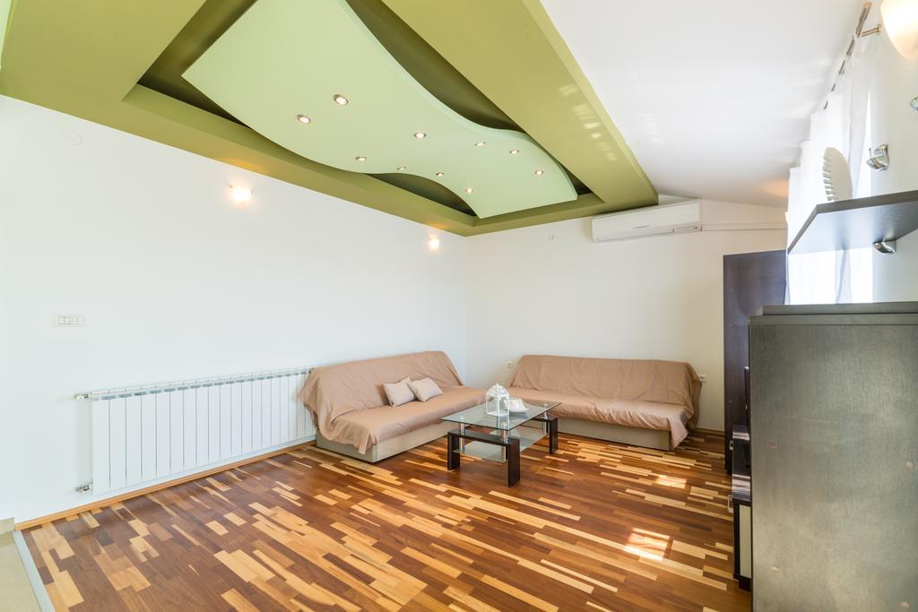 Crowonder Sun&fun House With Large Swimming Pool, Playroom And Garden *