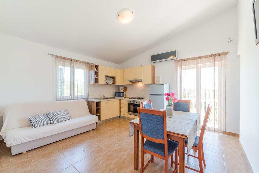 Crowonder Sun&fun House With Large Swimming Pool, Playroom And Garden * Bibinje