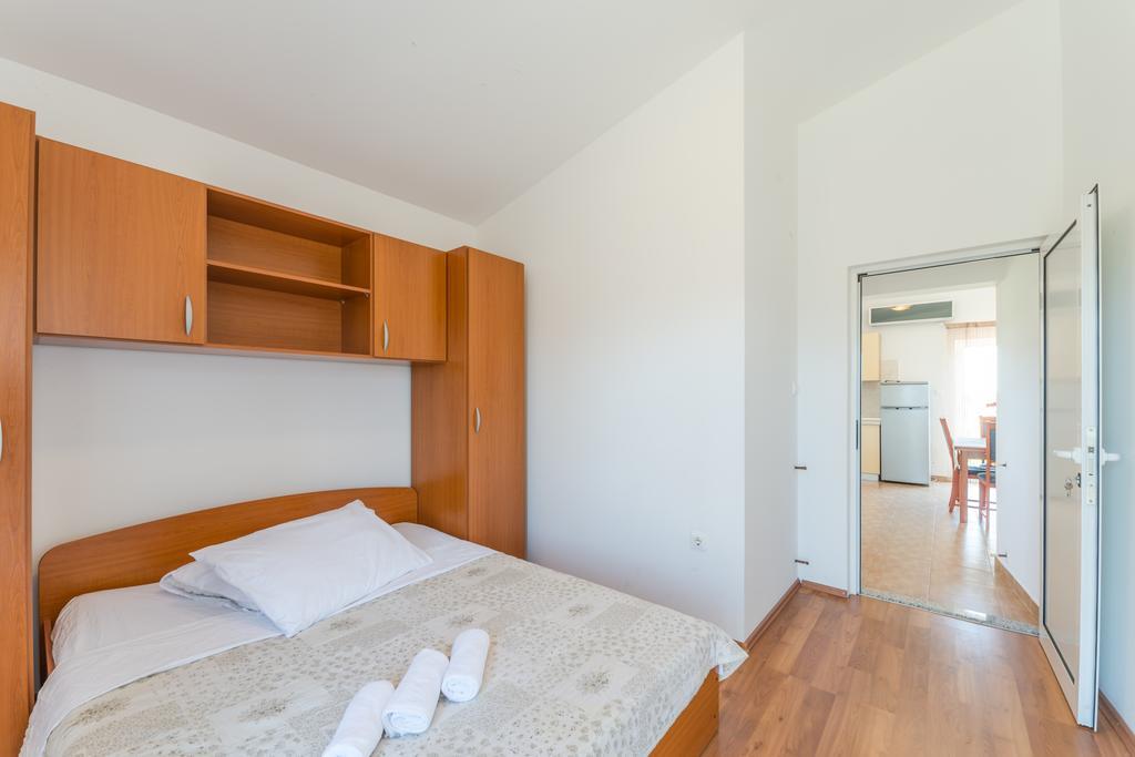 Crowonder Sun&fun House With Large Swimming Pool, Playroom And Garden Bibinje