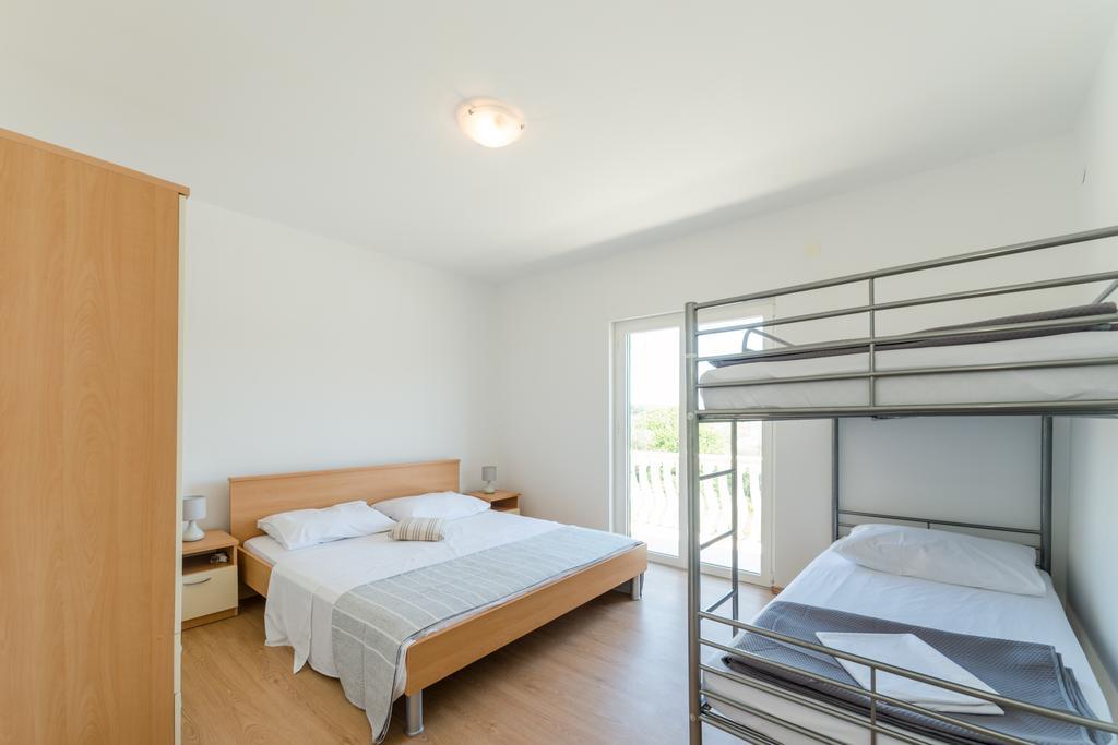 Crowonder Sun&fun House With Large Swimming Pool, Playroom And Garden *