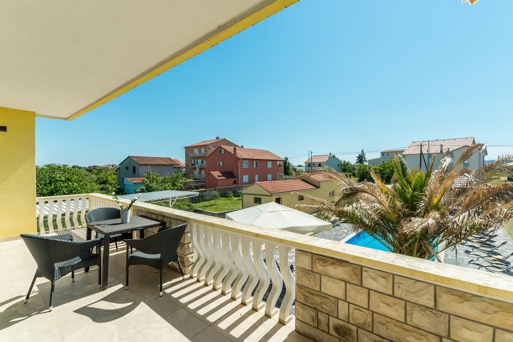 Crowonder Sun&fun House With Large Swimming Pool, Playroom And Garden Appartamento