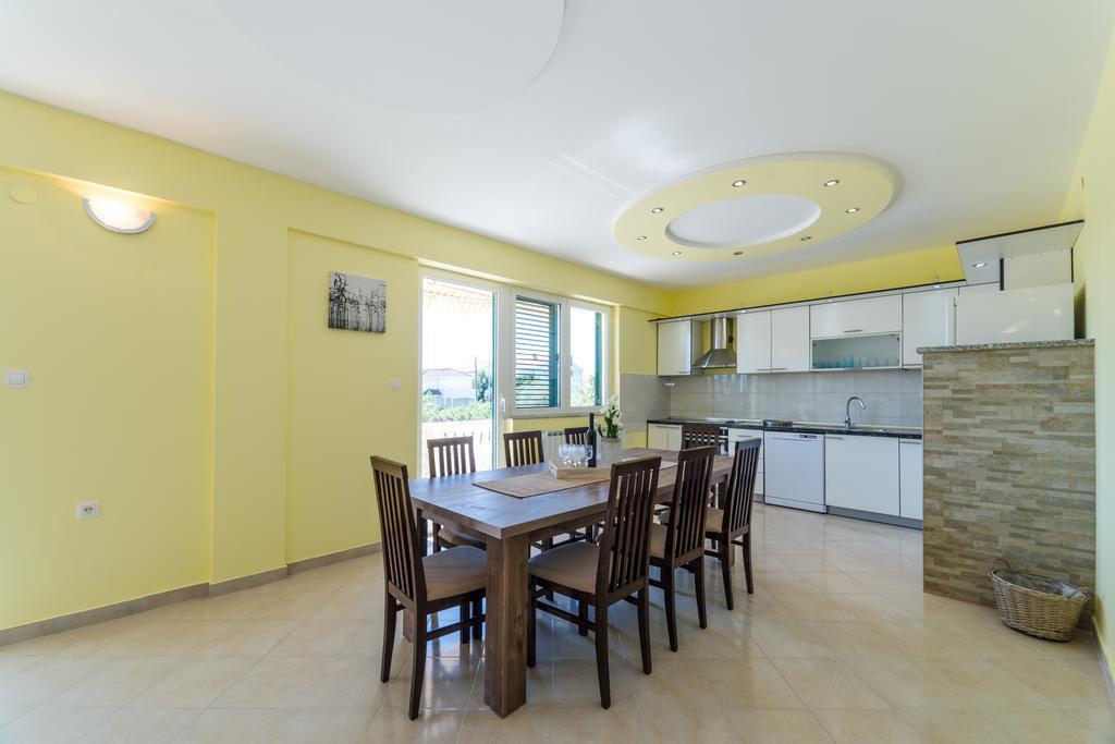 Crowonder Sun&fun House With Large Swimming Pool, Playroom And Garden *
