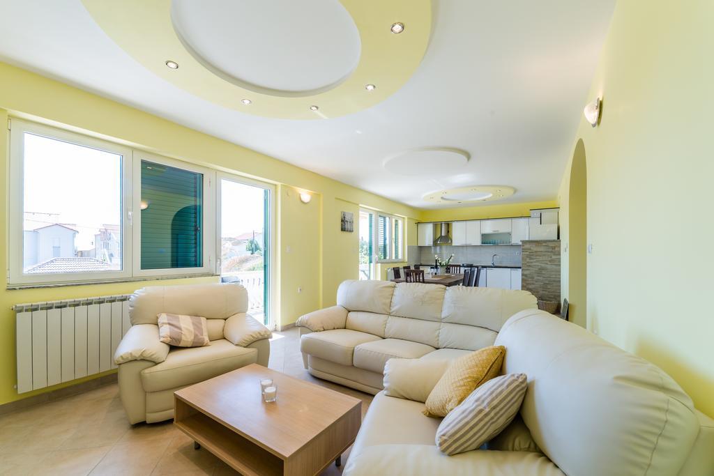 Crowonder Sun&fun House With Large Swimming Pool, Playroom And Garden *