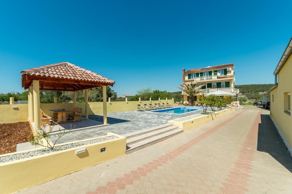 Crowonder Sun&fun House With Large Swimming Pool, Playroom And Garden Appartamento Bibinje